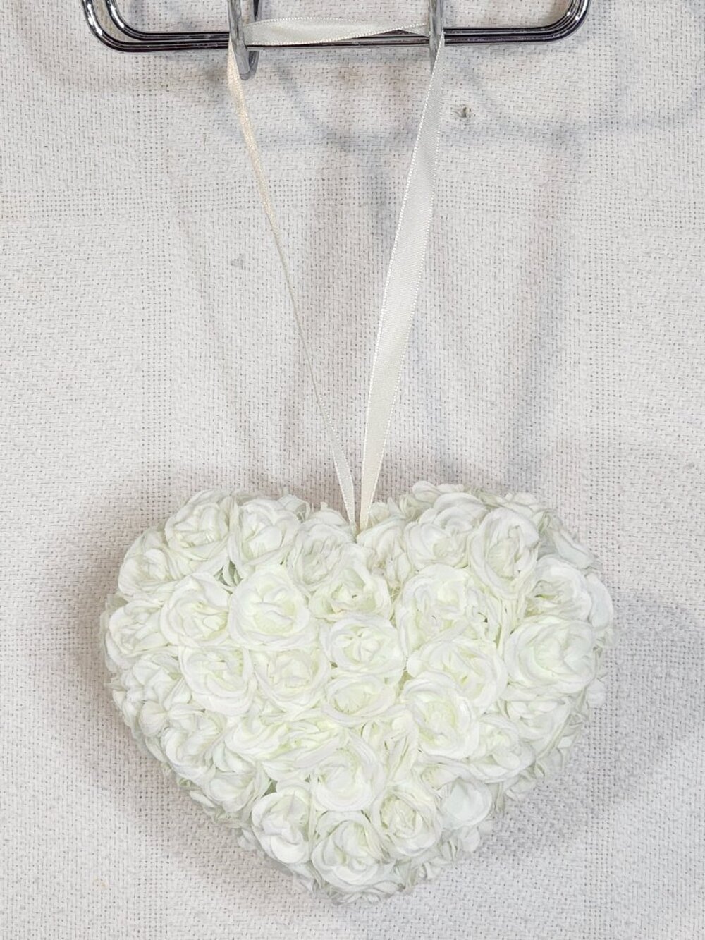 Mary Kay Ltd Edition White Flowers Shaped Like a Heart Silk Ribbon Keepsake Box